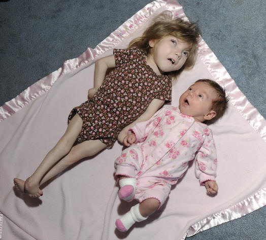 Ein 8-jähriges Mädchen mit einem Babykörper birgt das Geheimnis der ewigen Jugend