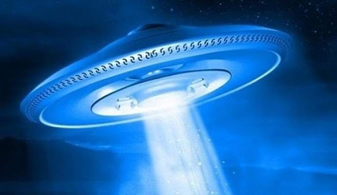 Ein Amerikaner beobachtet jede Nacht ein UFO in der Nähe seines Hauses.