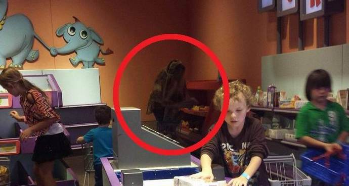 Ein Amerikaner hat einen Dämon in einem Kindermuseum fotografiert