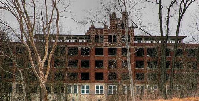 Ein verlassenes Sanatorium in Amerika wird in ein Spukhotel verwandelt