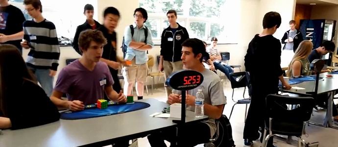 Ein amerikanischer Student hat es geschafft, einen Zauberwürfel in weniger als sechs Sekunden zusammenzubauen.