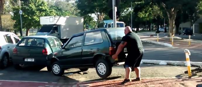 Der brasilianische Starke hat ein falsch geparktes Auto bewegt