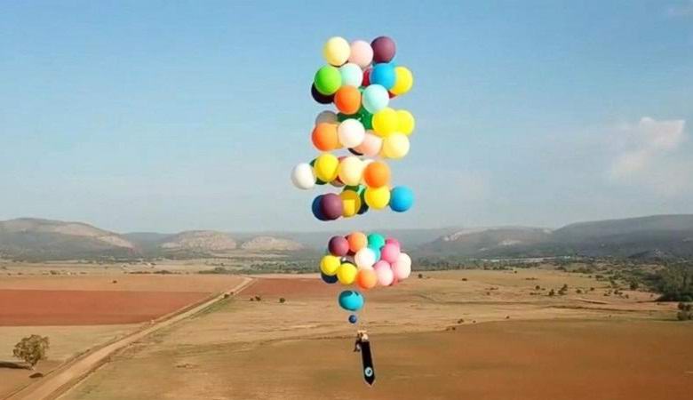 Der Brite flog in hundert Luftballons in den Himmel