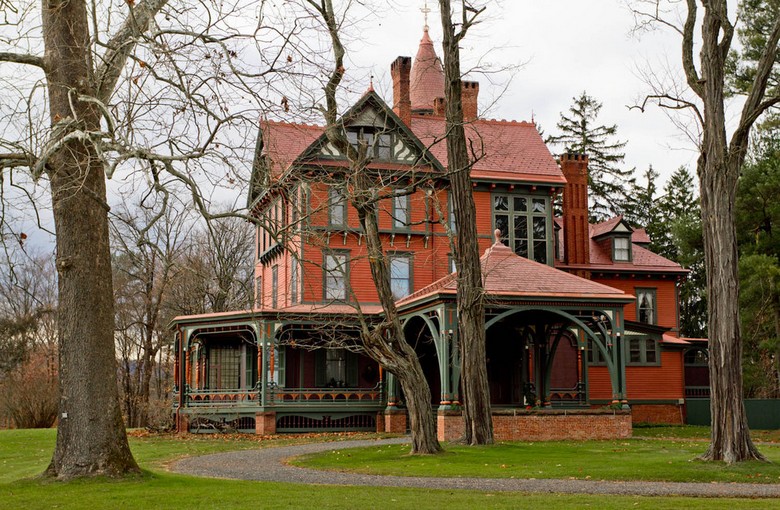 Die Briten standen in einem alten Herrenhaus vor einem verspielten Geist