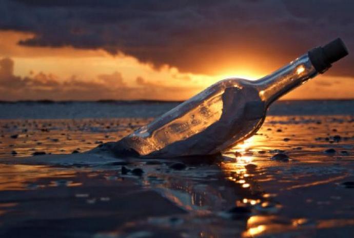 Flaschen wie Botschaften ins Meer geworfen