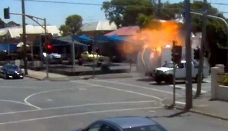 Ein Mann verschwindet im Video, kurz bevor das Auto explodiert.