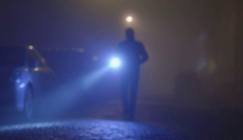 Ein Mann mit einer Taschenlampe verschwindet unerklärlicherweise in einem mysteriösen Video.