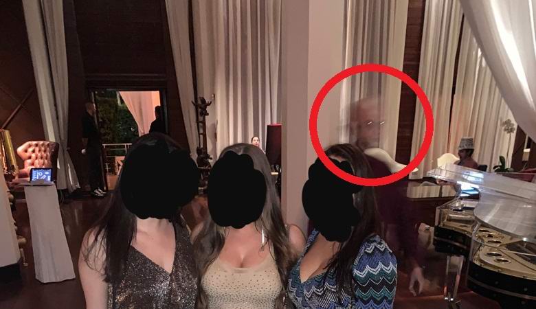 Auf einer festlichen Party wurde etwas Seltsames fotografiert
