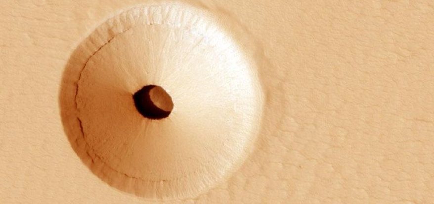 Was ist das für ein seltsames Loch auf dem Mars? 