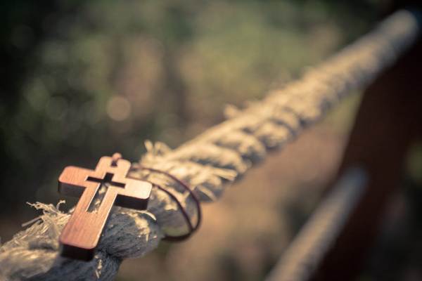 Finde ein Kreuz auf der Straße 