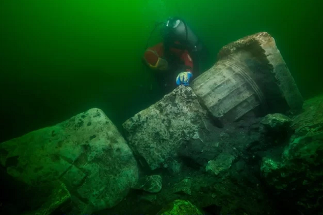 Taucher entdeckten die Überreste eines alten Tempels in der versunkenen Stadt Heraklion