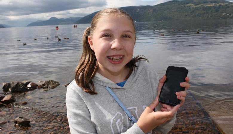 Das Mädchen hat ein beeindruckendes Foto des Loch Ness-Monsters erhalten