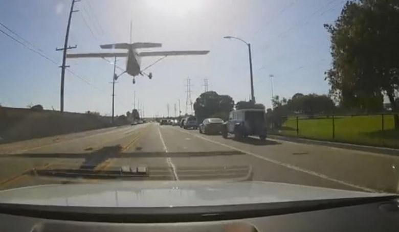 Das Mädchen in der Rolle eines Pilotenanfängers konnte das Flugzeug meisterhaft auf der Autobahn landen.