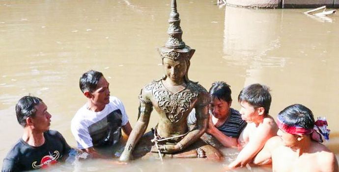 Eine alte Buddha-Statue, die auf mystische Weise gefunden wurde