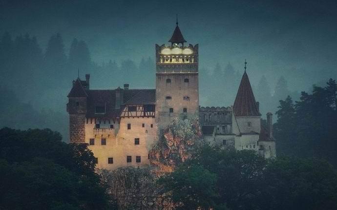 Zwei glückliche Menschen feiern Halloween in Draculas Schloss