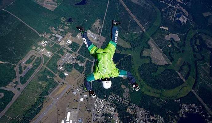 Extreme Siganul ohne Fallschirm aus 7,6 Kilometern Höhe