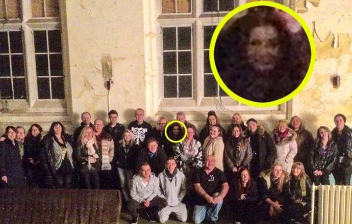 Das Phantom hat ein Foto mit einer Gruppe von Ghostbustern gemacht