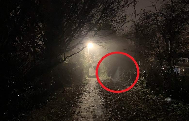 Phantomsilhouette auf einer Nachtspur eingefangen