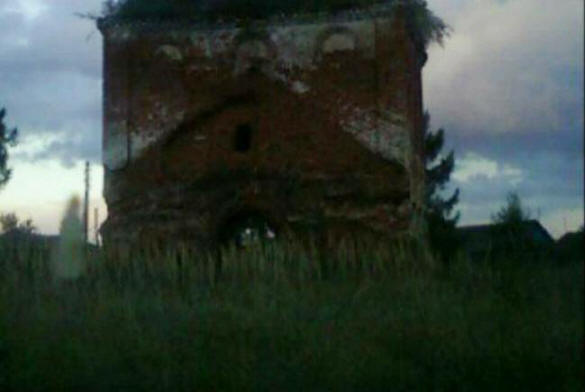 Der Fotograf hat den Geist eines Mädchens auf dem Hintergrund der alten Kirche fotografiert