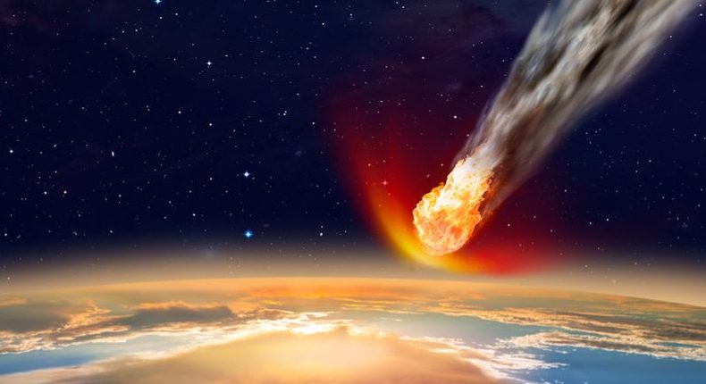 Ein riesiger Asteroid flog gerade mit 48.000 km / h an der Erde vorbei 