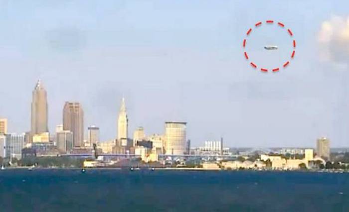 Ein riesiges UFO, das vor den Bewohnern von Cleveland zur Schau gestellt wurde