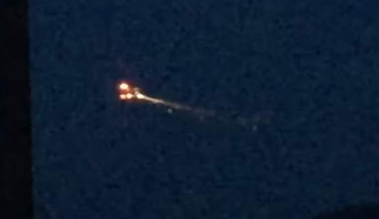 Ein brennendes UFO am Nachthimmel gefangen