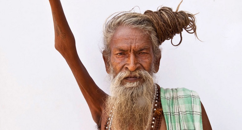 Der Hindu im Namen des Friedens auf Erden hat 44 Jahre lang eine erhobene Hand gehalten.