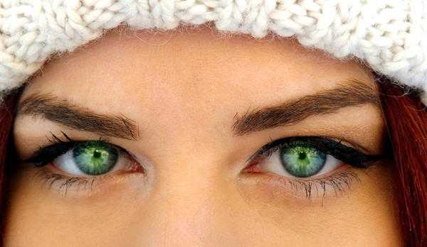  links kratzende Augen  