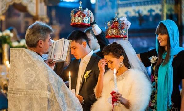 Warum von einer Hochzeit mit ihrem Mann träumen? 