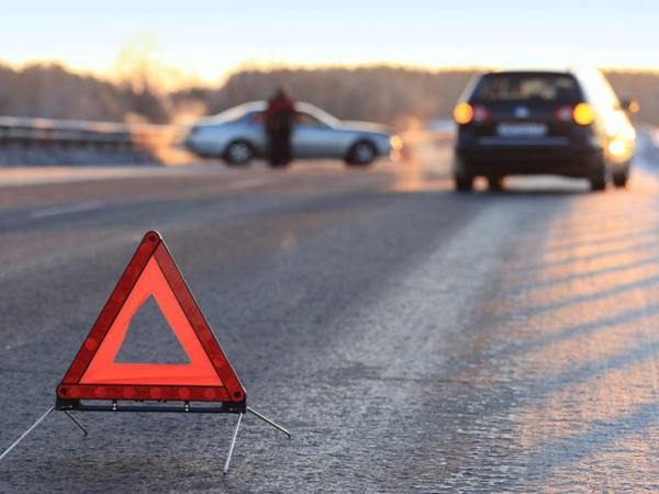 Traumbuch schlägt einen Mann in einem Auto nieder 