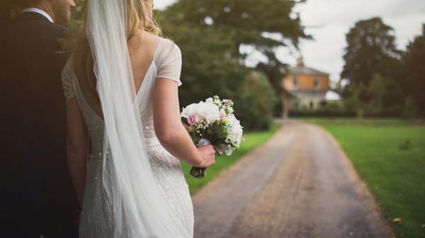 warum träumst du von einem Hochzeitskleid auf dich selbst verheiratet 