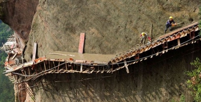 Wie die Chinesen Bergwanderwege reparieren