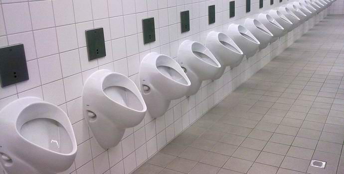 Wie man persönlichen Raum zurückgewinnt, wenn man Urinale benutzt