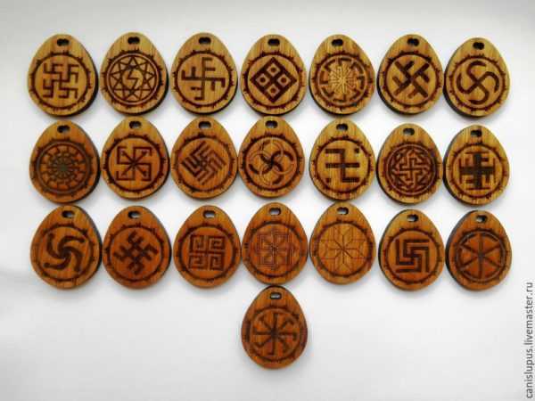 Slawische Amulette aus Holz 
