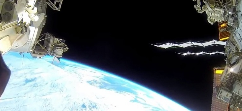 Die ISS-Kamera hat ein unbekanntes Objekt entdeckt, das mit hoher Geschwindigkeit fliegt.