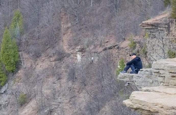 Kanada hat einen Geist eines Selbstmordes auf einem Felsen fotografiert