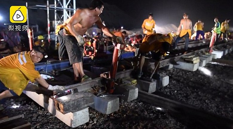 Chinesische Arbeiter legten in nur 3,5 Stunden 300 km Eisenbahnschienen