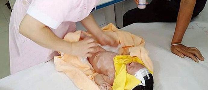 Das chinesische Baby hat überlebt, indem es eine Woche im Grab gelegen hat