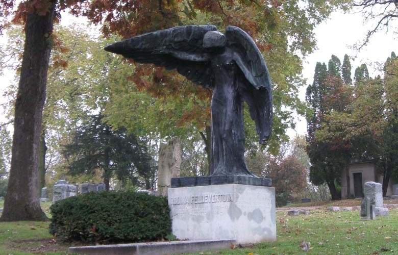 Die Friedhofsstatue des Schwarzen Engels, deren Berührung töten kann