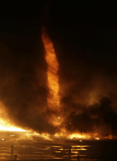 Coole Aufnahme: Foto eines Feuertornados hat das Internet in die Luft gesprengt