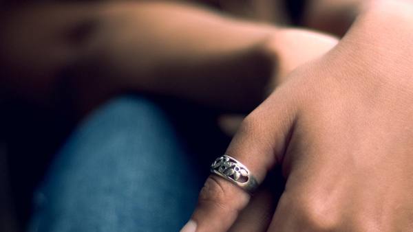 Ring an einem Finger 