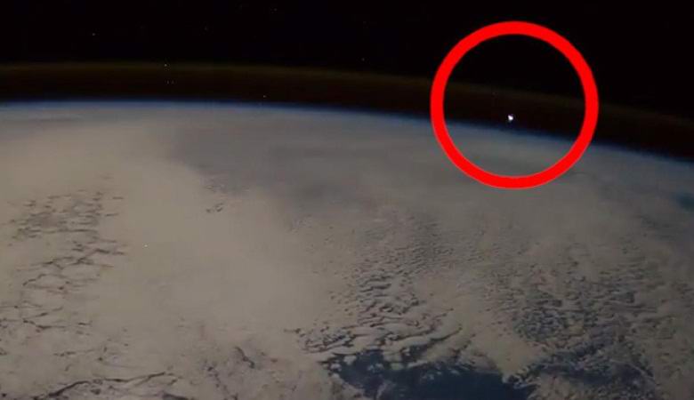Kosmonauten von der ISS haben ein außerirdisches Schiff gefangen genommen, das zur Erde fliegt