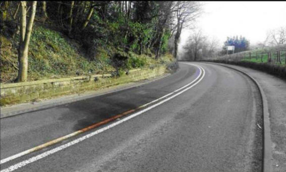 Auf einer Straße in Staffordshire, Großbritannien, ist ein Blutfleck aufgetreten.