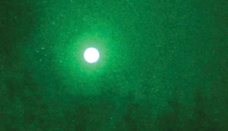 Ein großes UFO flog über einen Nachtwald in Kanada