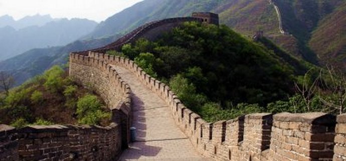 Wer hat die Chinesische Mauer gebaut und baut sie jetzt ab?