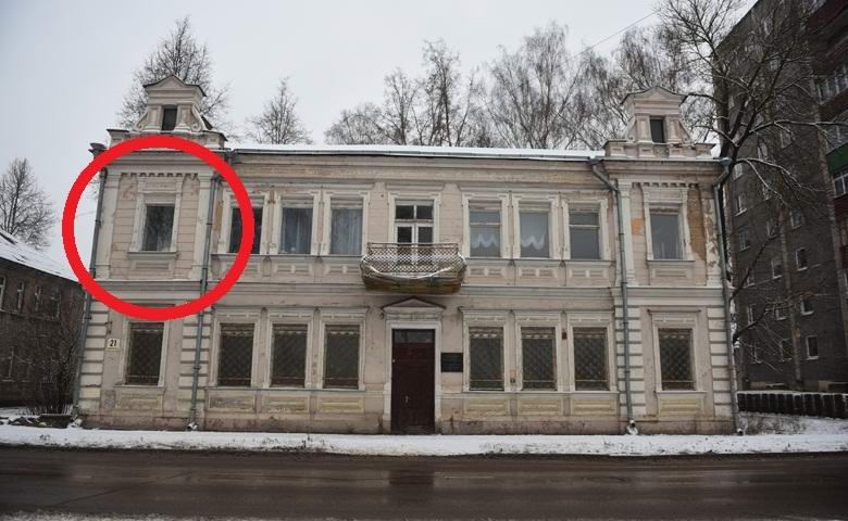 Lettisch hat einen unangenehmen Geist im Fenster fotografiert