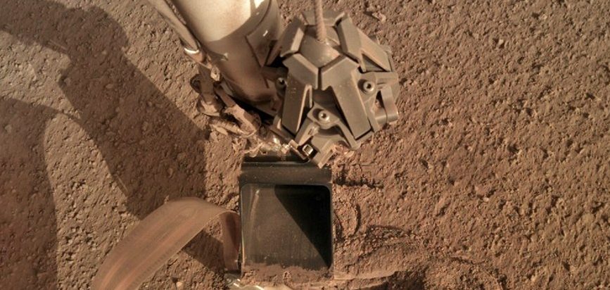 Das Mars-Modul schlägt sich mit einer Schaufel, um die Sonde zu befreien 