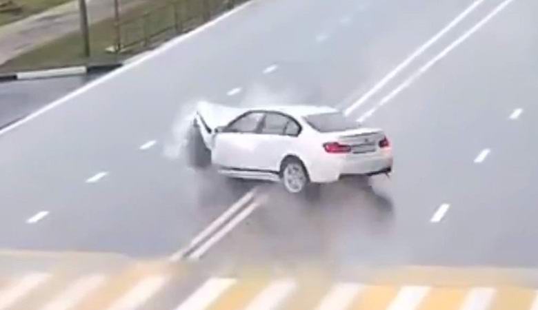 In einem mysteriösen Video stießen Autos auf unsichtbare Hindernisse.