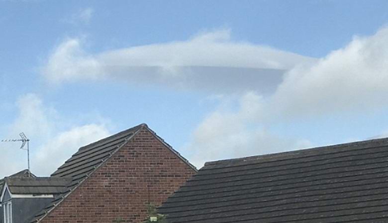 Eine maskierte UFO-Wolke in England gefangen