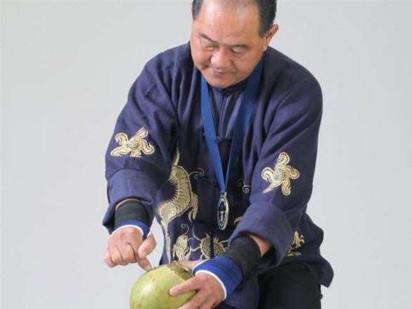 Kung Fu Meister Ho En Hu kann Kokosnuss mit einem Finger schlagen